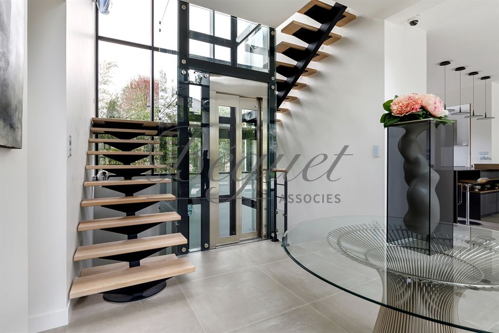 A vendre chez Beguet Associés : Vaucresson (92420) – Maison de 350 m², 5 chambres, terrain de 1 300 m² – Ascenseur voitures - près de Paris, Hauts-de-Seine, Île-de-France