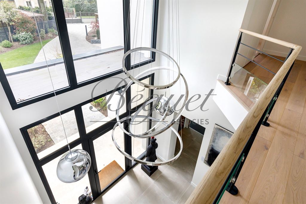 A vendre chez Beguet Associés : Vaucresson (92420) – Maison de 350 m², 5 chambres, terrain de 1 300 m² – Ascenseur voitures - près de Paris, Hauts-de-Seine, Île-de-France