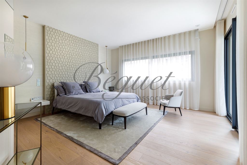 A vendre chez Beguet Associés : Vaucresson (92420) – Maison de 350 m², 5 chambres, terrain de 1 300 m² – Ascenseur voitures - près de Paris, Hauts-de-Seine, Île-de-France