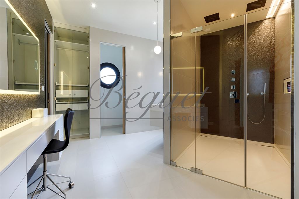 A vendre chez Beguet Associés : Vaucresson (92420) – Maison de 350 m², 5 chambres, terrain de 1 300 m² – Ascenseur voitures - près de Paris, Hauts-de-Seine, Île-de-France