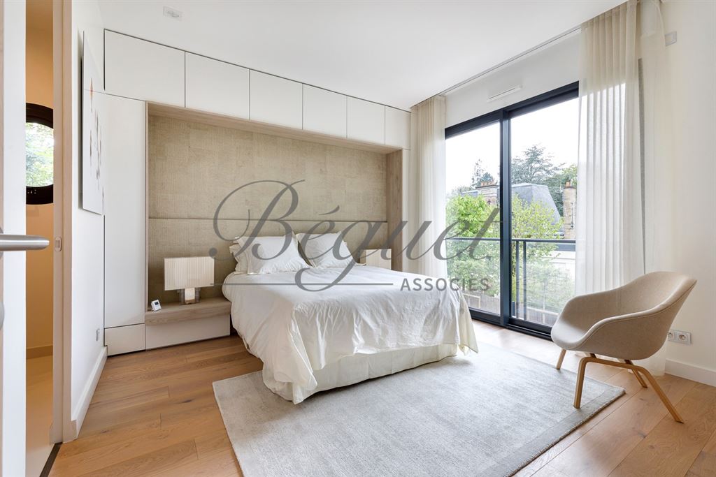A vendre chez Beguet Associés : Vaucresson (92420) – Maison de 350 m², 5 chambres, terrain de 1 300 m² – Ascenseur voitures - près de Paris, Hauts-de-Seine, Île-de-France