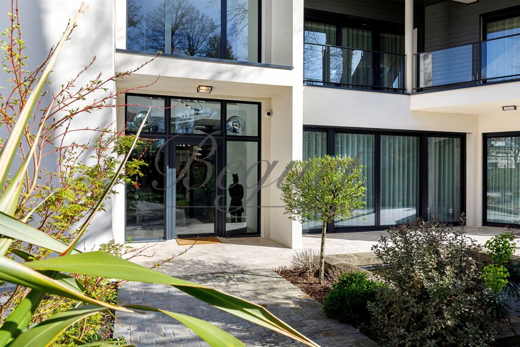 A vendre chez Beguet Associés : Vaucresson (92420) – Maison de 350 m², 5 chambres, terrain de 1 300 m² – Ascenseur voitures - près de Paris, Hauts-de-Seine, Île-de-France