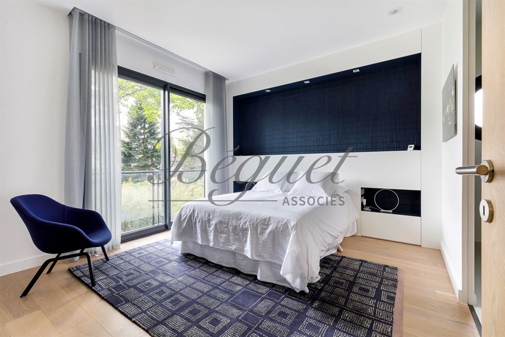 A vendre chez Beguet Associés : Vaucresson (92420) – Maison de 350 m², 5 chambres, terrain de 1 300 m² – Ascenseur voitures - près de Paris, Hauts-de-Seine, Île-de-France
