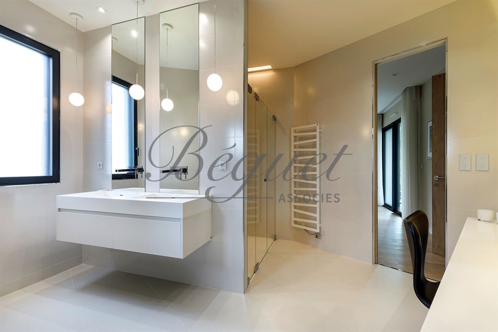 A vendre chez Beguet Associés : Vaucresson (92420) – Maison de 350 m², 5 chambres, terrain de 1 300 m² – Ascenseur voitures - près de Paris, Hauts-de-Seine, Île-de-France