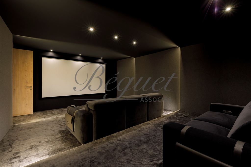 A vendre chez Beguet Associés : Vaucresson (92420) – Maison de 350 m², 5 chambres, terrain de 1 300 m² – Ascenseur voitures - près de Paris, Hauts-de-Seine, Île-de-France