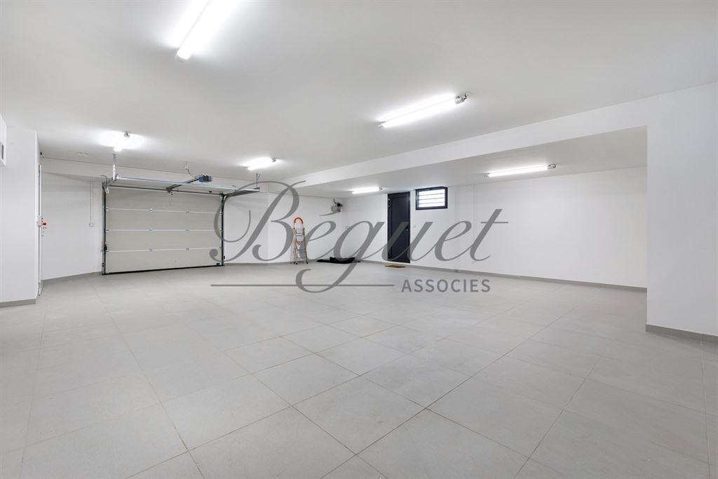 A vendre chez Beguet Associés : Vaucresson (92420) – Maison de 350 m², 5 chambres, terrain de 1 300 m² – Ascenseur voitures - près de Paris, Hauts-de-Seine, Île-de-France