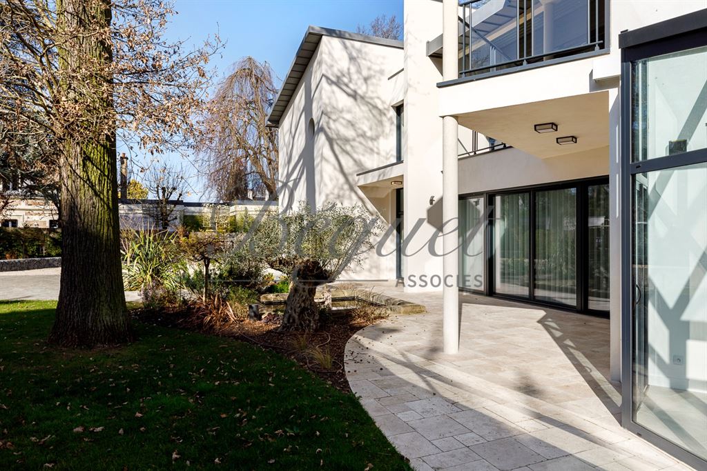 A vendre chez Beguet Associés : Vaucresson (92420) – Maison de 350 m², 5 chambres, terrain de 1 300 m² – Ascenseur voitures - près de Paris, Hauts-de-Seine, Île-de-France