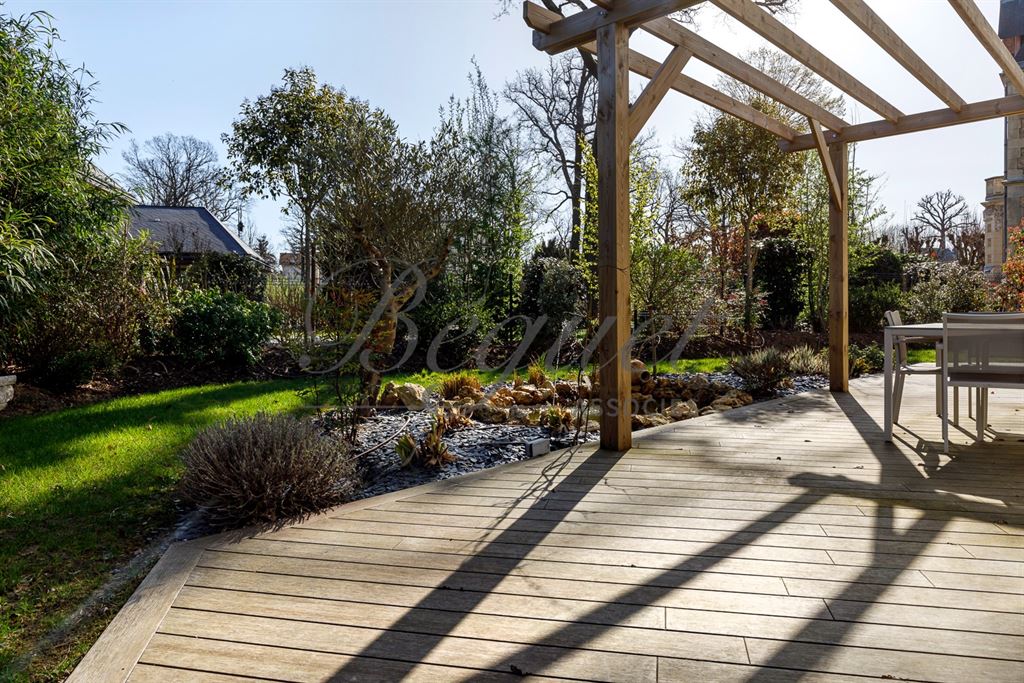 A vendre chez Beguet Associés : Vaucresson (92420) – Maison de 350 m², 5 chambres, terrain de 1 300 m² – Ascenseur voitures - près de Paris, Hauts-de-Seine, Île-de-France