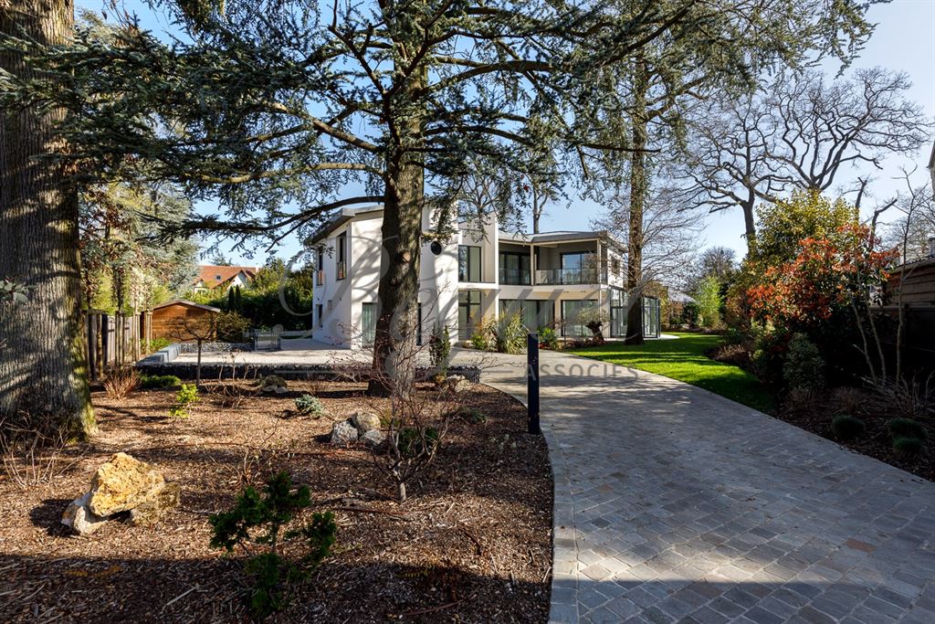 A vendre chez Beguet Associés : Vaucresson (92420) – Maison de 350 m², 5 chambres, terrain de 1 300 m² – Ascenseur voitures - près de Paris, Hauts-de-Seine, Île-de-France