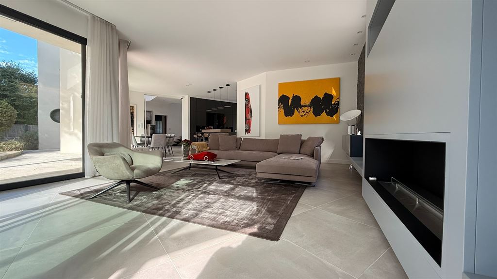 A vendre chez Beguet Associés : Vaucresson (92420) – Maison de 350 m², 5 chambres, terrain de 1 300 m² – Ascenseur voitures - près de Paris, Hauts-de-Seine, Île-de-France