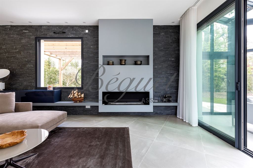 A vendre chez Beguet Associés : Vaucresson (92420) – Maison de 350 m², 5 chambres, terrain de 1 300 m² – Ascenseur voitures - près de Paris, Hauts-de-Seine, Île-de-France