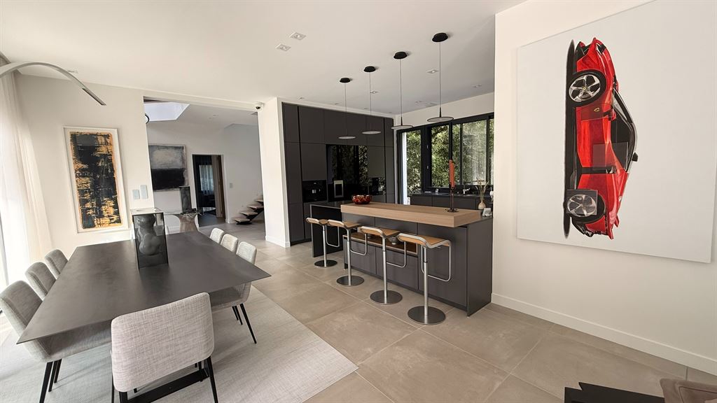 A vendre chez Beguet Associés : Vaucresson (92420) – Maison de 350 m², 5 chambres, terrain de 1 300 m² – Ascenseur voitures - près de Paris, Hauts-de-Seine, Île-de-France