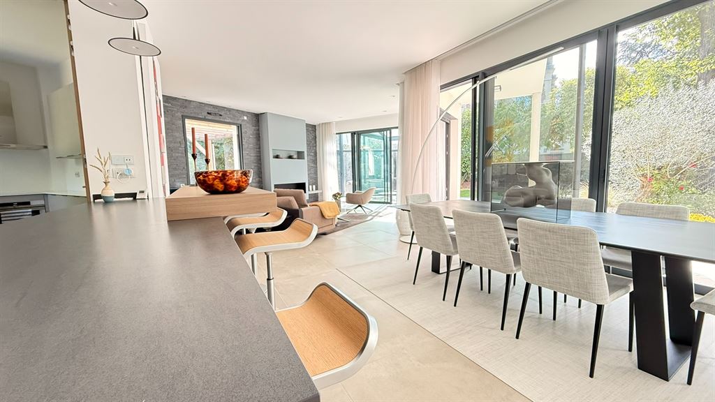 A vendre chez Beguet Associés : Vaucresson (92420) – Maison de 350 m², 5 chambres, terrain de 1 300 m² – Ascenseur voitures - près de Paris, Hauts-de-Seine, Île-de-France