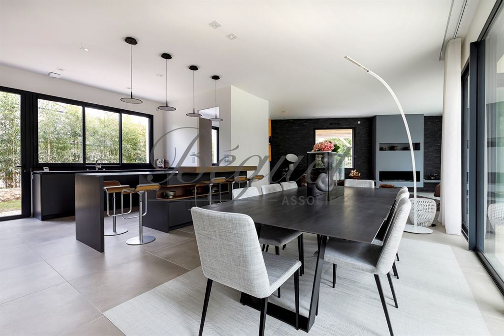 A vendre chez Beguet Associés : Vaucresson (92420) – Maison de 350 m², 5 chambres, terrain de 1 300 m² – Ascenseur voitures - près de Paris, Hauts-de-Seine, Île-de-France