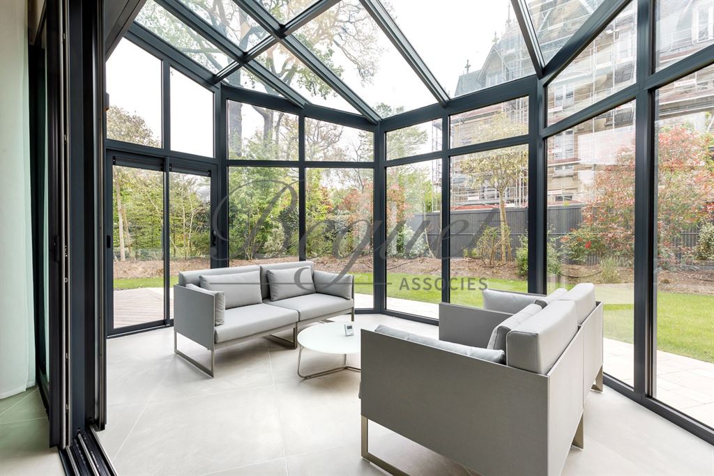 A vendre chez Beguet Associés : Vaucresson (92420) – Maison de 350 m², 5 chambres, terrain de 1 300 m² – Ascenseur voitures - près de Paris, Hauts-de-Seine, Île-de-France