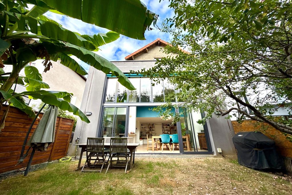 A vendre chez Beguet Associés : Bourg-la-Reine (92340), Hauts-de-Seine — Maison familiale de 109 m² avec jardin, bureau et stationnement