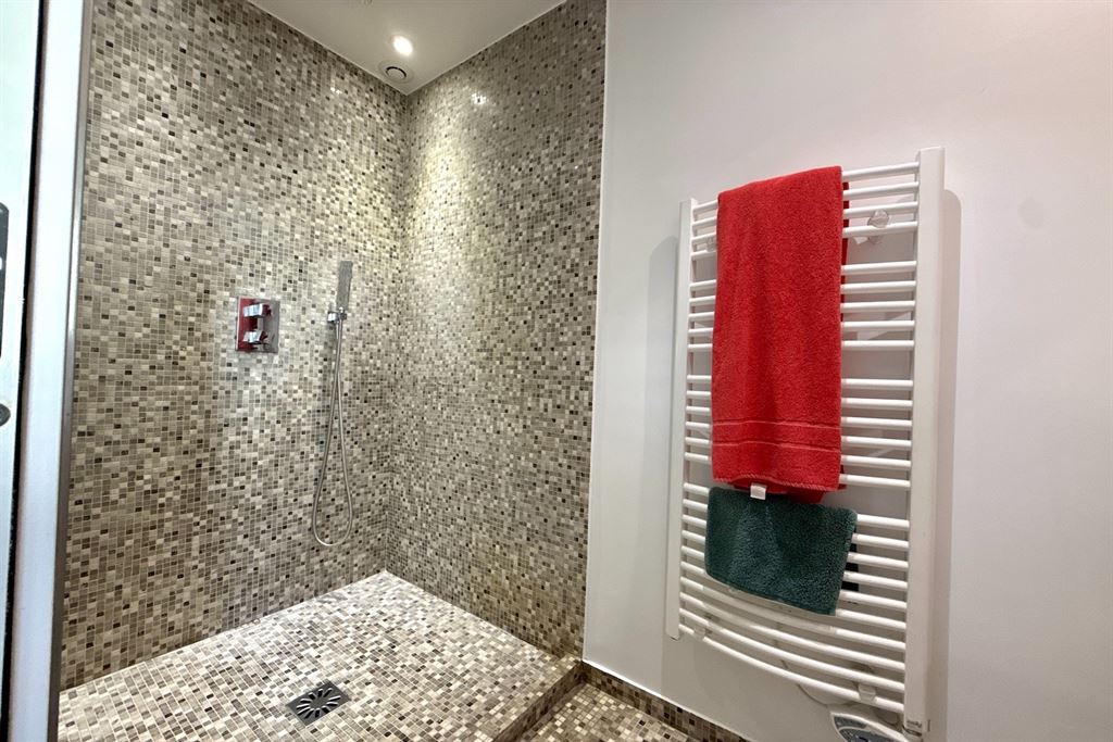 A vendre chez Beguet Associés : Bourg-la-Reine (92340), Hauts-de-Seine — Maison familiale de 109 m² avec jardin, bureau et stationnement
