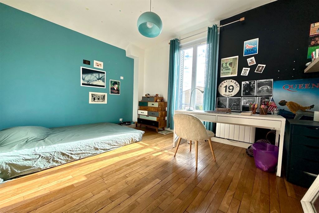A vendre chez Beguet Associés : Bourg-la-Reine (92340), Hauts-de-Seine — Maison familiale de 109 m² avec jardin, bureau et stationnement