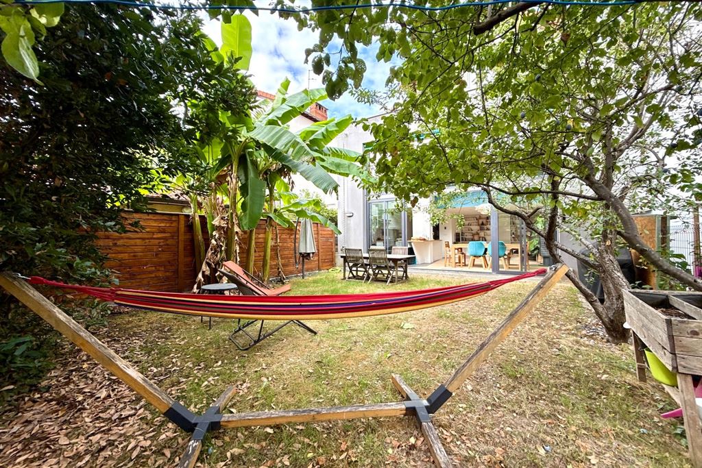 A vendre chez Beguet Associés : Bourg-la-Reine (92340), Hauts-de-Seine — Maison familiale de 109 m² avec jardin, bureau et stationnement