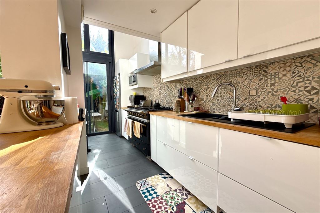 A vendre chez Beguet Associés : Bourg-la-Reine (92340), Hauts-de-Seine — Maison familiale de 109 m² avec jardin, bureau et stationnement