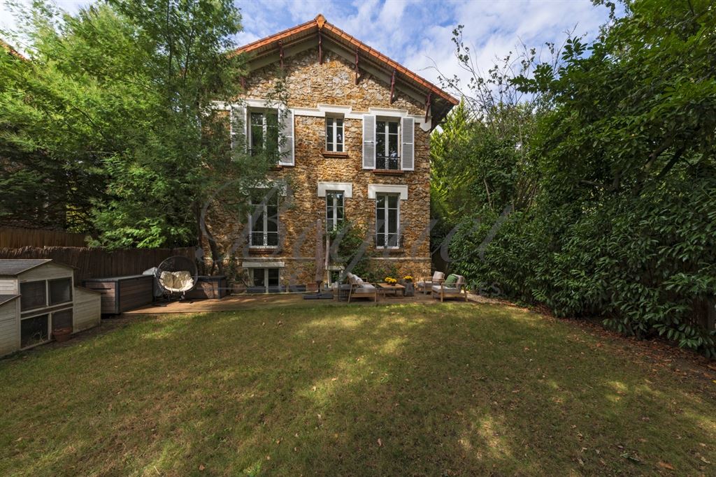 A vendre chez Beguet Associés : Vaucresson (92420) – Maison de charme de 210 m², 5 chambres, jardin paysager et terrasse – Terrain 396 m² - près de Paris, Hauts-de-Seine, Île-de-France