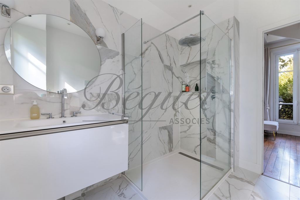 A vendre chez Beguet Associés : Vaucresson (92420) – Maison de charme de 210 m², 5 chambres, jardin paysager et terrasse – Terrain 396 m² - près de Paris, Hauts-de-Seine, Île-de-France