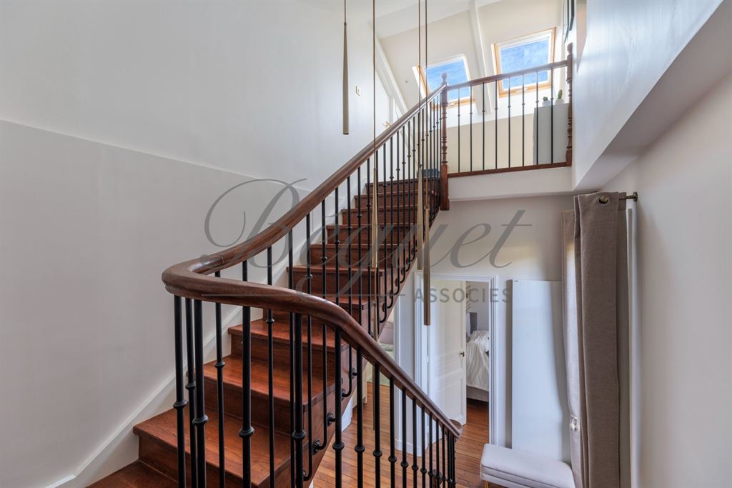 A vendre chez Beguet Associés : Vaucresson (92420) – Maison de charme de 210 m², 5 chambres, jardin paysager et terrasse – Terrain 396 m² - près de Paris, Hauts-de-Seine, Île-de-France
