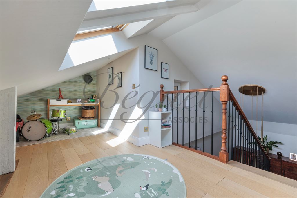 A vendre chez Beguet Associés : Vaucresson (92420) – Maison de charme de 210 m², 5 chambres, jardin paysager et terrasse – Terrain 396 m² - près de Paris, Hauts-de-Seine, Île-de-France