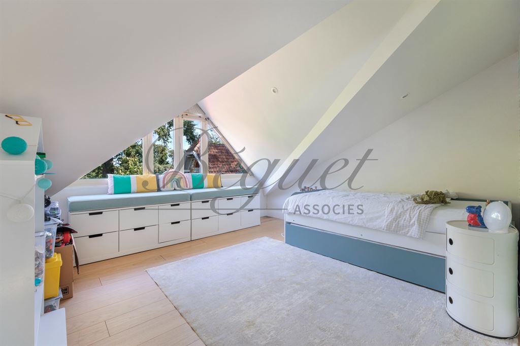 A vendre chez Beguet Associés : Vaucresson (92420) – Maison de charme de 210 m², 5 chambres, jardin paysager et terrasse – Terrain 396 m² - près de Paris, Hauts-de-Seine, Île-de-France