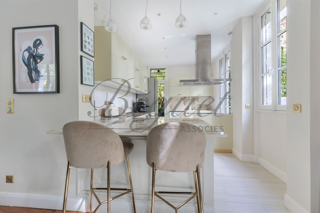 A vendre chez Beguet Associés : Vaucresson (92420) – Maison de charme de 210 m², 5 chambres, jardin paysager et terrasse – Terrain 396 m² - près de Paris, Hauts-de-Seine, Île-de-France