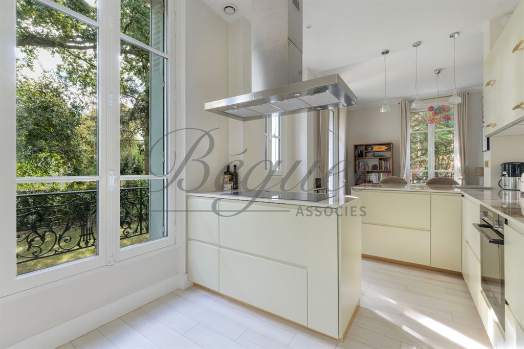 A vendre chez Beguet Associés : Vaucresson (92420) – Maison de charme de 210 m², 5 chambres, jardin paysager et terrasse – Terrain 396 m² - près de Paris, Hauts-de-Seine, Île-de-France