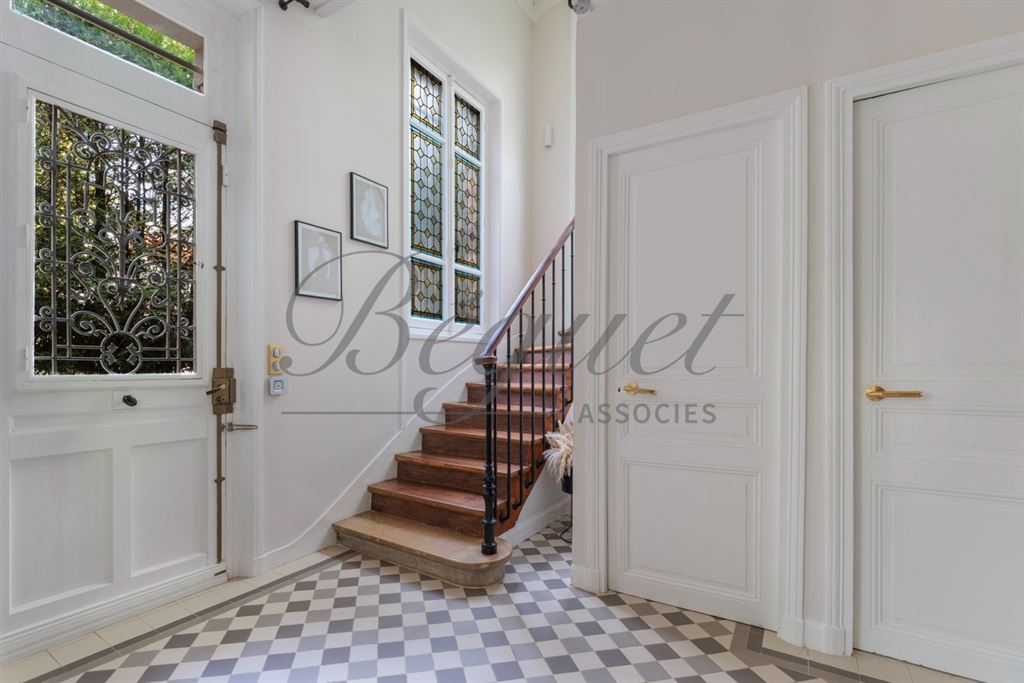 A vendre chez Beguet Associés : Vaucresson (92420) – Maison de charme de 210 m², 5 chambres, jardin paysager et terrasse – Terrain 396 m² - près de Paris, Hauts-de-Seine, Île-de-France