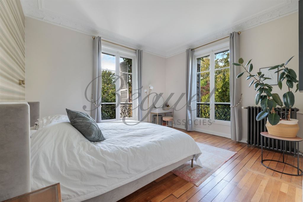 A vendre chez Beguet Associés : Vaucresson (92420) – Maison de charme de 210 m², 5 chambres, jardin paysager et terrasse – Terrain 396 m² - près de Paris, Hauts-de-Seine, Île-de-France