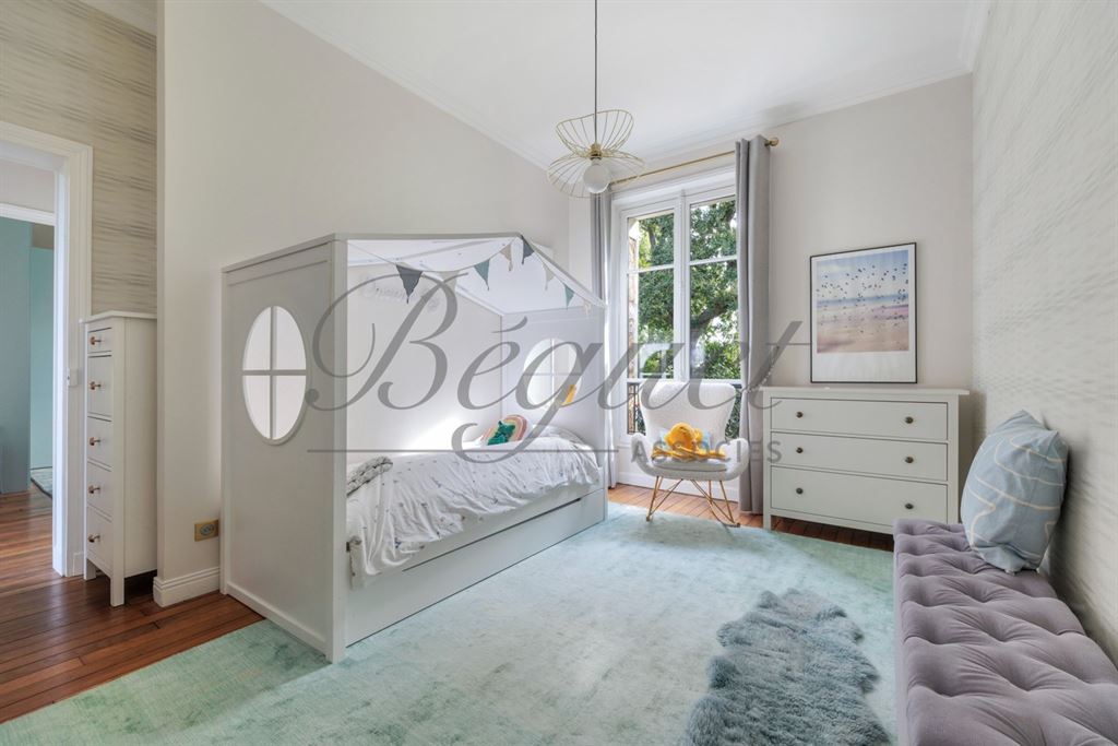 A vendre chez Beguet Associés : Vaucresson (92420) – Maison de charme de 210 m², 5 chambres, jardin paysager et terrasse – Terrain 396 m² - près de Paris, Hauts-de-Seine, Île-de-France