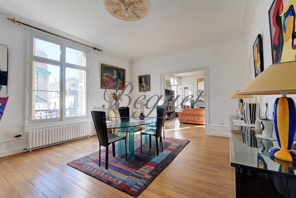 A vendre chez Beguet Associés : Tours (37000) – Maison de ville de 310 m², 6 chambres, garage fermé – Indre-et-Loire, Centre-Val de Loire