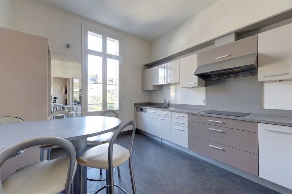 A vendre chez Beguet Associés : Tours (37000) – Maison de ville de 310 m², 6 chambres, garage fermé – Indre-et-Loire, Centre-Val de Loire