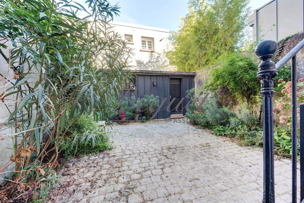 A vendre chez Beguet Associés : Tours (37000) – Maison de ville de 310 m², 6 chambres, garage fermé – Indre-et-Loire, Centre-Val de Loire