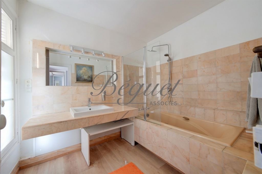A vendre chez Beguet Associés : Tours (37000) – Maison de ville de 310 m², 6 chambres, garage fermé – Indre-et-Loire, Centre-Val de Loire