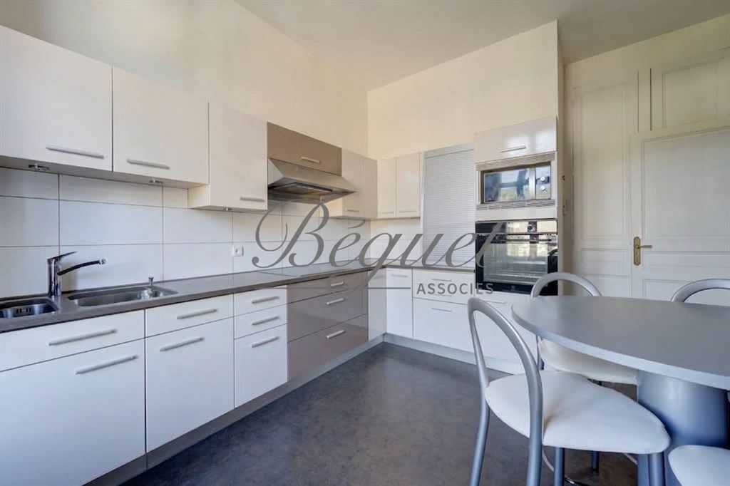 A vendre chez Beguet Associés : Tours (37000) – Maison de ville de 310 m², 6 chambres, garage fermé – Indre-et-Loire, Centre-Val de Loire