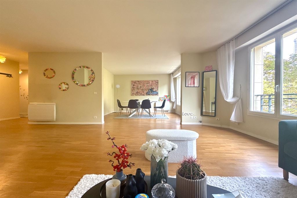 A vendre chez Beguet Associés : Paris 15e (75015) — Appartement familial lumineux, 2 chambres avec potentiel d’une 3e, vue sur parc, parking, cave