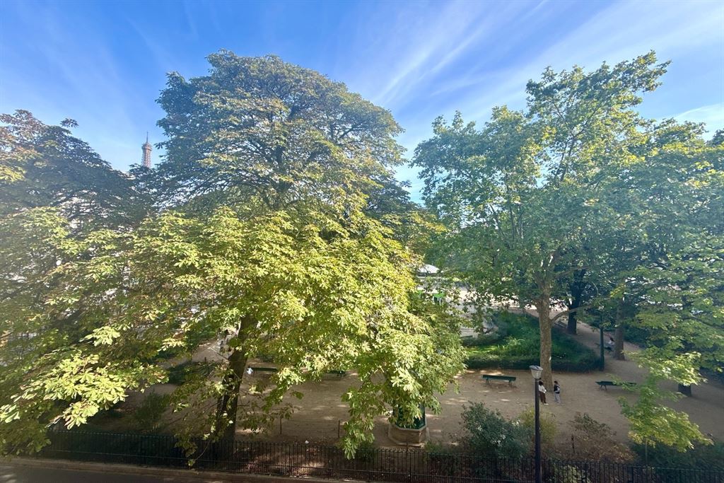 A vendre chez Beguet Associés : Paris 15e (75015) — Appartement familial lumineux, 2 chambres avec potentiel d’une 3e, vue sur parc, parking, cave
