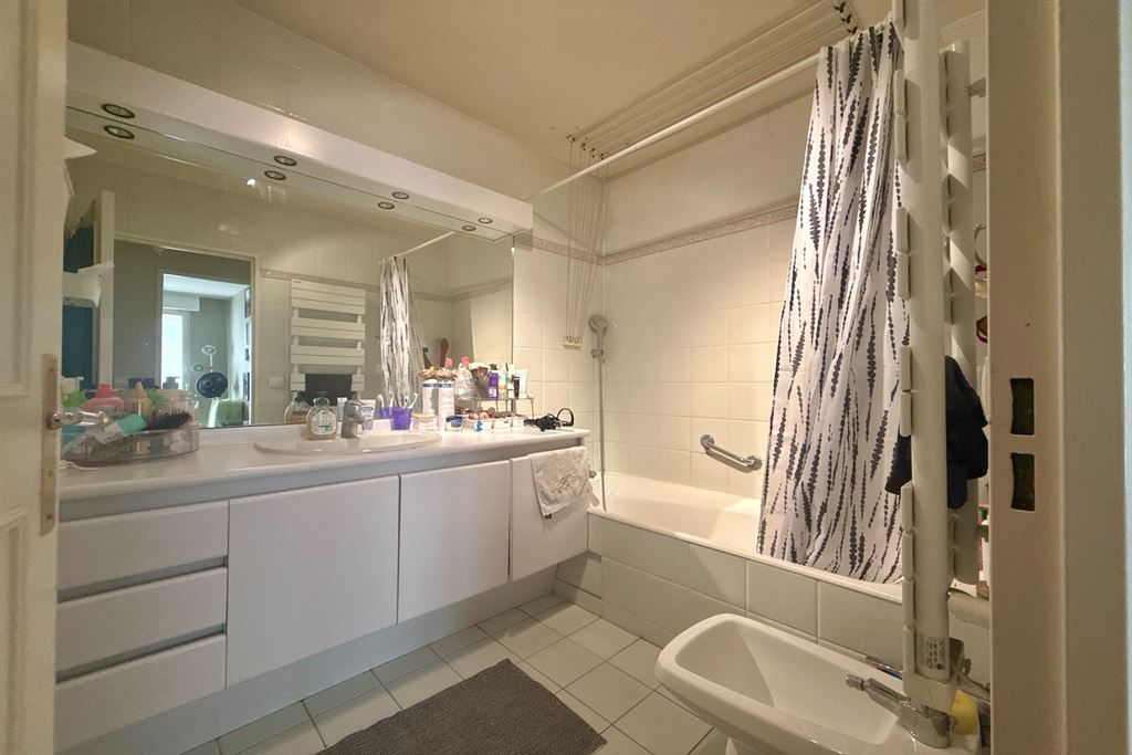 A vendre chez Beguet Associés : Paris 15e (75015) — Appartement familial lumineux, 2 chambres avec potentiel d’une 3e, vue sur parc, parking, cave