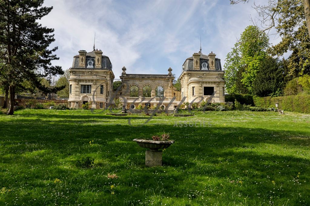 A vendre chez Beguet Associés : Louveciennes (78430) – Propriété historique de 790 m² avec parc paysagé, 4 chambres – Piscine - près de Marly-le-Roi, Yvelines, Île-de-France