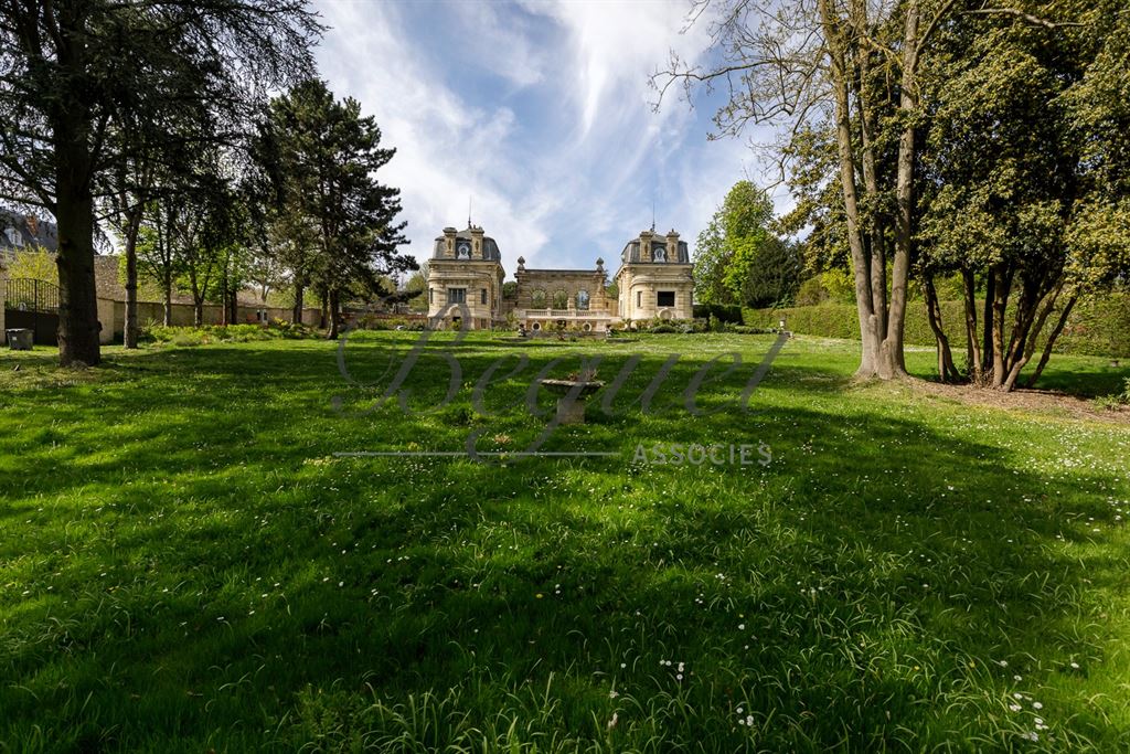 A vendre chez Beguet Associés : Louveciennes (78430) – Propriété historique de 790 m² avec parc paysagé, 4 chambres – Piscine - près de Marly-le-Roi, Yvelines, Île-de-France