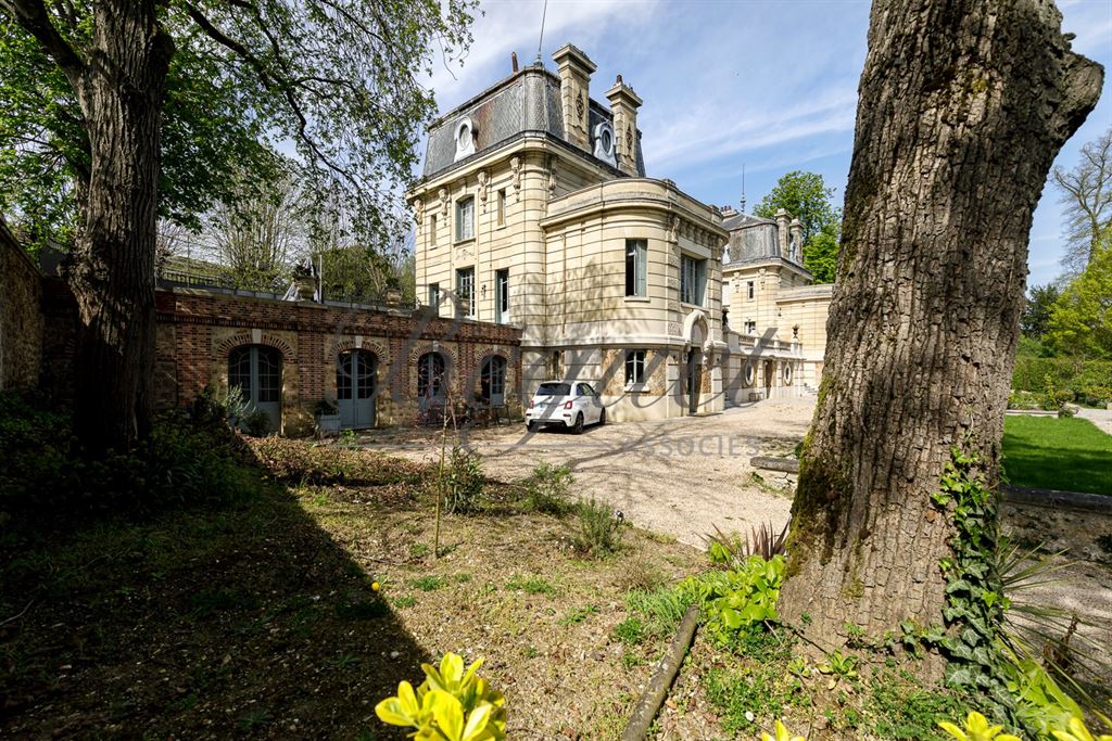 A vendre chez Beguet Associés : Louveciennes (78430) – Propriété historique de 790 m² avec parc paysagé, 4 chambres – Piscine - près de Marly-le-Roi, Yvelines, Île-de-France