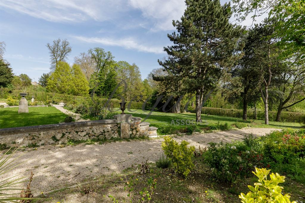 A vendre chez Beguet Associés : Louveciennes (78430) – Propriété historique de 790 m² avec parc paysagé, 4 chambres – Piscine - près de Marly-le-Roi, Yvelines, Île-de-France