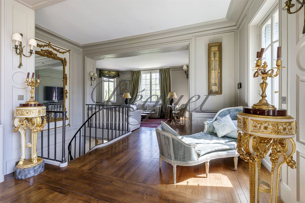 A vendre chez Beguet Associés : Louveciennes (78430) – Propriété historique de 790 m² avec parc paysagé, 4 chambres – Piscine - près de Marly-le-Roi, Yvelines, Île-de-France