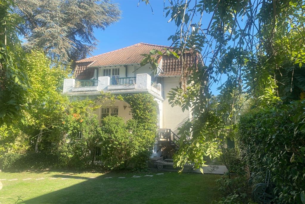 A vendre chez Beguet Associés : Vaucresson – Maison des années 1930 de 230 m², 4 chambres, jardin de 494 m² – Hauts-de-Seine, Île-de-France
