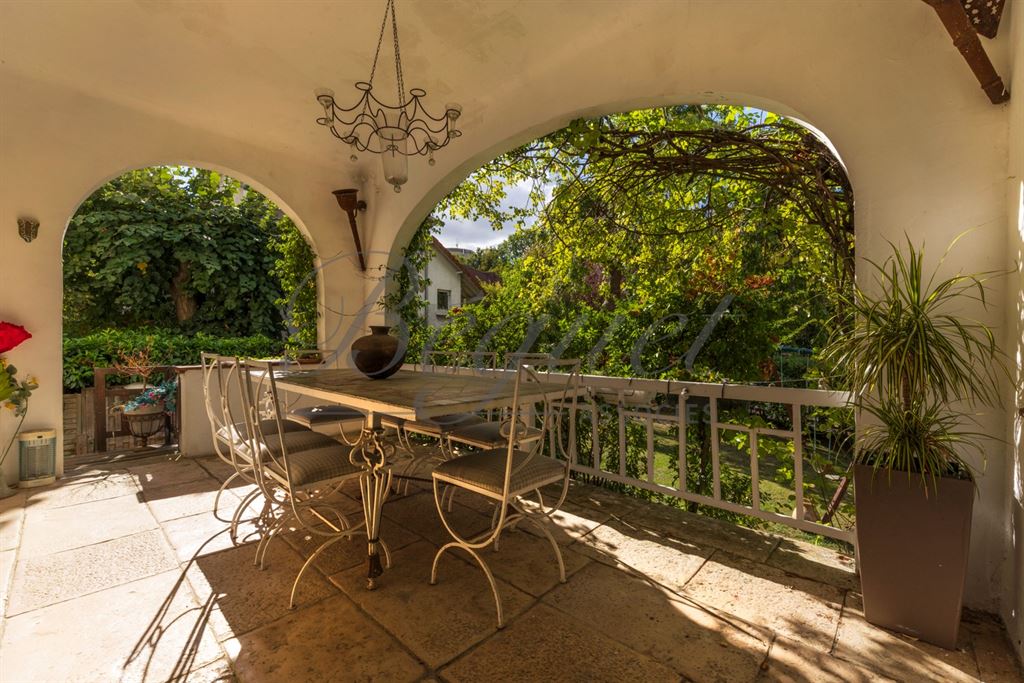A vendre chez Beguet Associés : Vaucresson – Maison des années 1930 de 230 m², 4 chambres, jardin de 494 m² – Hauts-de-Seine, Île-de-France