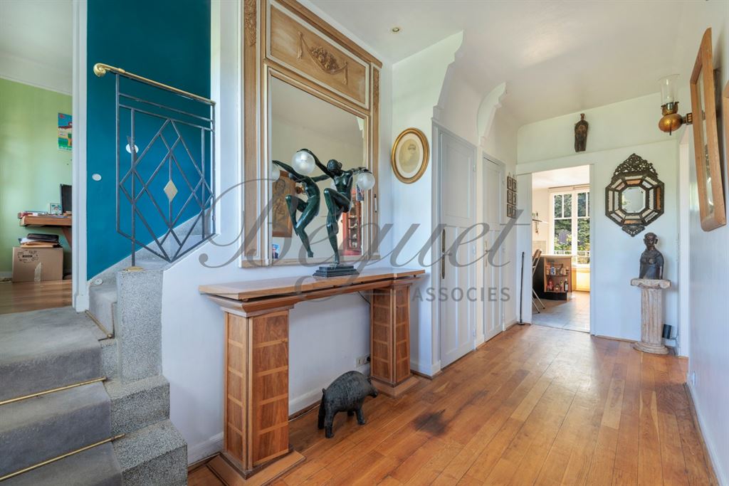 A vendre chez Beguet Associés : Vaucresson – Maison des années 1930 de 230 m², 4 chambres, jardin de 494 m² – Hauts-de-Seine, Île-de-France